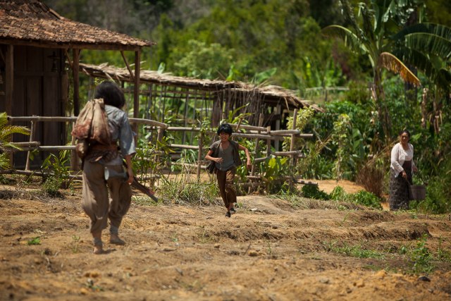 Pekarangan rumah Kalia dan keluarganya (Foto: HBO Asia)
