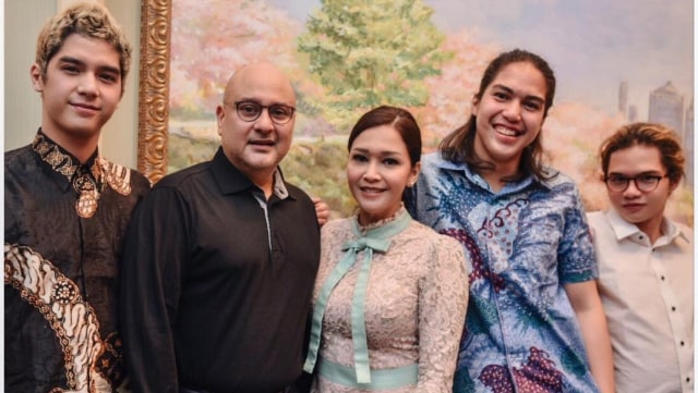 Maia Estianty bersama anak-anaknya dan Irwan Mussry (Foto: Instagram @maiaestiantyreal)