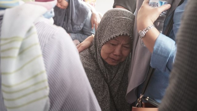 Suasana haru keluarga korban kecelakaan pesawat Lion Air JT-610 di RS Polri, Kramat Jati, Selasa (30/10/2018). (Foto: Iqbal Firdaus/kumparan)