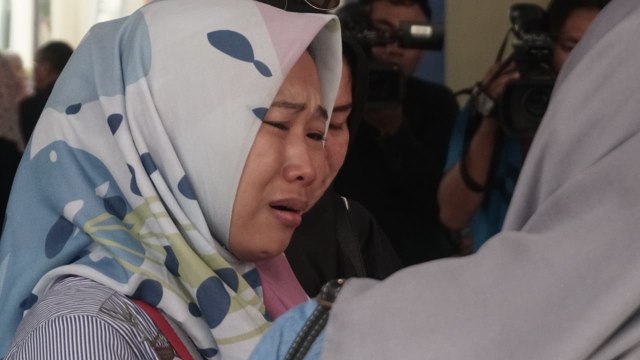 Suasana haru keluarga korban kecelakaan pesawat Lion Air JT-610 di RS Polri, Kramat Jati, Selasa (30/10/2018). (Foto: Iqbal Firdaus/kumparan)