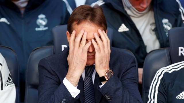 Kekecawaan Lopetegui di laga Barcelona vs Real Madrid. (Foto: REUTERS/Albert Gea/File Photo)