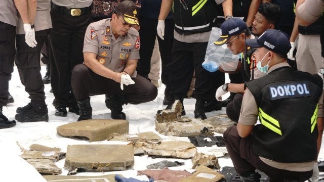 Petugas memeriksa serpihan kursi Lion Air JT-610 di dermaga JICT, Selasa (30/10/2018). (Foto: Irfan Adi Saputra/kumparan)