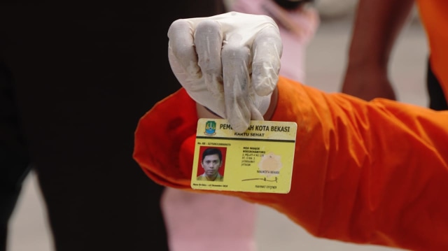 Tim Basarnas menemukan Kartu Sehat milik penumpang pesawat Lion Air JT-610. (Foto: Irfan Adi Saputra/kumparan)