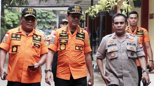 Kepala Basarnas Muhammad Syaugi (tengah) tiba di RS Polri, Kramat Jati, Selasa (30/10/2018). (Foto: Iqbal Firdaus/kumparan)