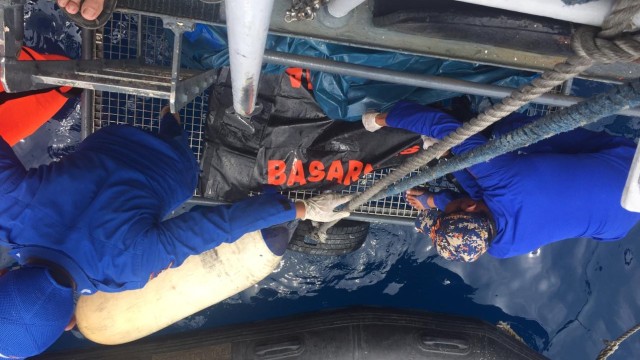 Proses pengangkatan korban dan puing pesawat Lion Air JT-610 oleh Basarnas (Foto: Reki Febrian/kumparan)