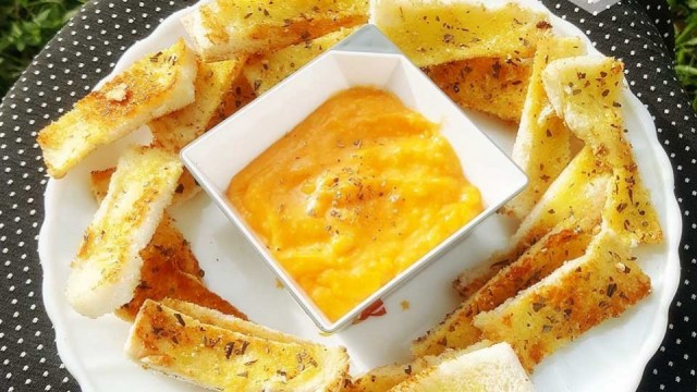 Garlic Bread With Cheese Sauce