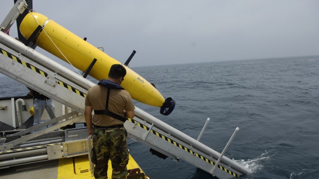 Ilustrasi Autonomous Underwater Vehicles (AUV). (Foto: Angkatan Laut AS via wikimedia commons.)