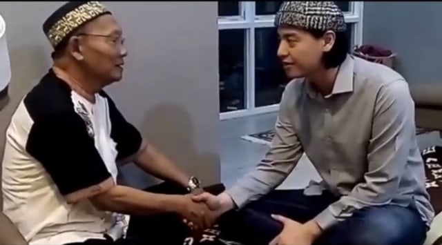6 Fakta Roger Danuarta Jadi Mualaf, Tertarik Islam saat Bulan Ramadhan (3)