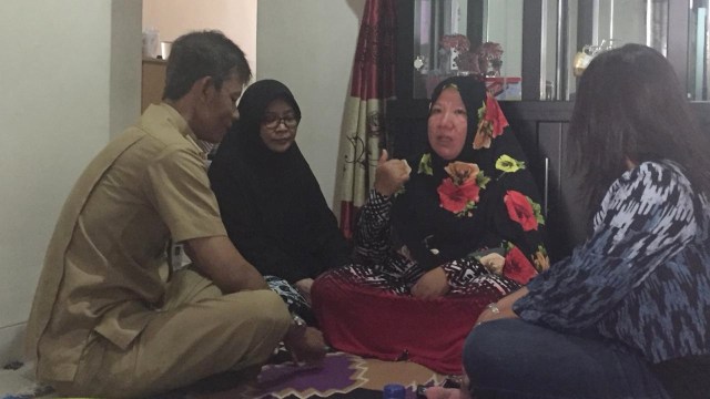 Liana (dua kanan) istri Darwin Harianto korban pesawat Lion Air JT-610. (Foto: Neisa/kumparan)