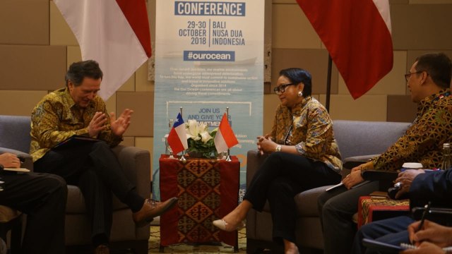 Suasana pertemuan bilateral antara Menteri Luar Negeri Chile Roberto Ampuero, bersama Menteri Luar Negeri Indonesia, Retno Marsudi di sela OOC 2018, Selasa (30/10/2018). (Foto: Abil Achmad Akbar/kumparan)