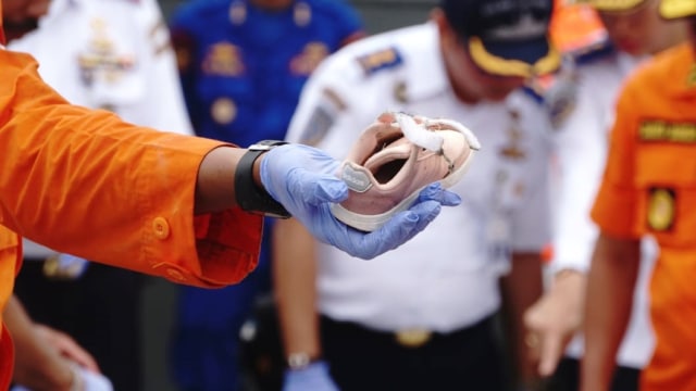 Sepatu anak-anak milik penumpang pesawat Lion Air JT-610 di dermaga JICT, Selasa (30/10/2018). (Foto: Irfan Adi Saputra/kumparan)