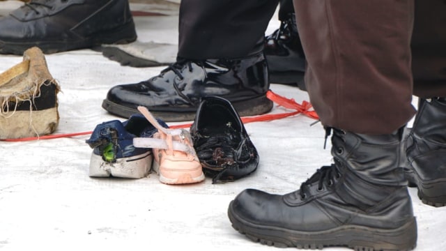 Sepatu anak-anak milik penumpang pesawat Lion Air JT-610 di dermaga JICT, Selasa (30/10/2018). (Foto: Irfan Adi Saputra/kumparan)