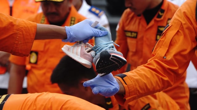Sepatu milik penumpang pesawat Lion Air JT-610 di dermaga JICT, Selasa (30/10/2018). (Foto: Irfan Adi Saputra/kumparan)