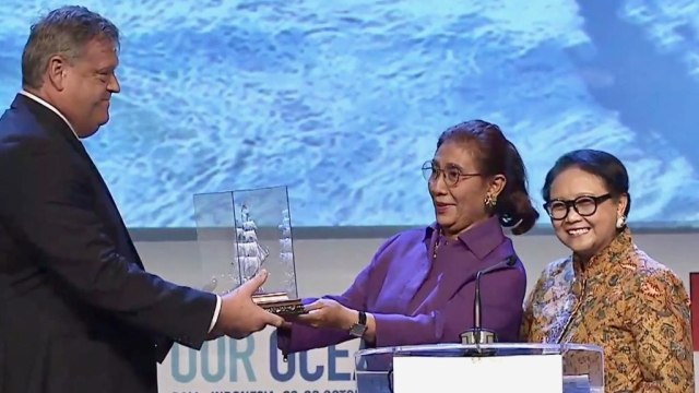 Penyerahan replika kapal phinisi dari Menteri Susi dan Menteri Retno ke Menteri Keluatan Norwegia Harald Nesvik di acara Our Ocean Conference 2018, Selasa (30/10/2018). (Foto: Teuku Muhammad/kumparan)