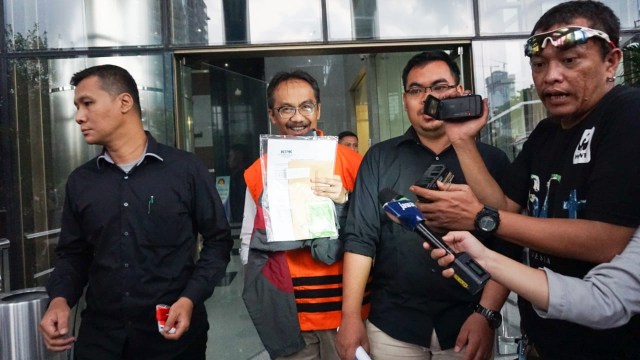 Tersangka suap Bupati Cirebon, Gatot Rachmanto usai jalani pemeriksaan di gedung KPK, Selasa (30/10/2018). Foto: Jamal Ramadhan/kumparan