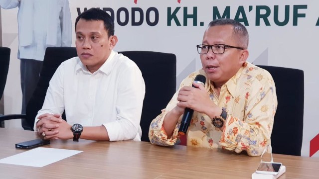 Wakil Ketua TKN Jokowi-Ma'ruf Amin, Abdul Kadir Karding dan Arsul Sani di Posko Cemara. (Foto: Rafyq Panjaitan/kumparan)