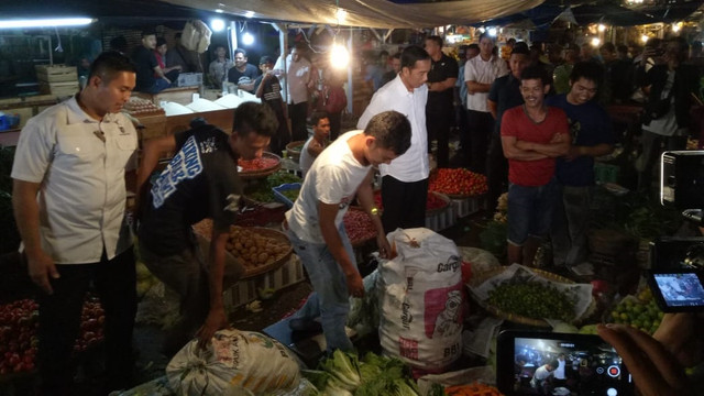 Jokowi blusukan ke Pasar Lawang Suryakancana, Bogor. (Foto: Jihad Akbar/kumparan)