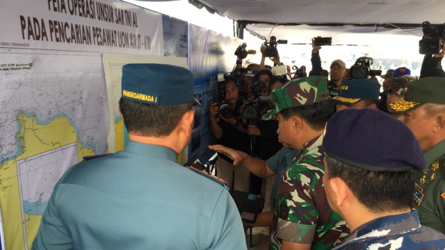 Panglima TNI kunjungi posko evakuasi Lion Air JT-610 di JICT, Rabu (31/10/2018). (Foto: Fachrul Irwinsyah/kumparan)