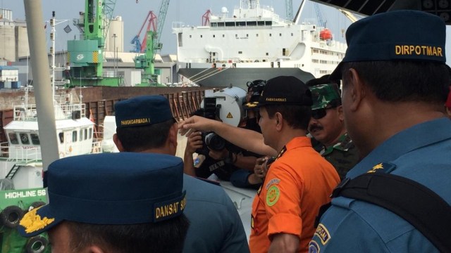 Panglima TNI bersama Kabasarnas dan Pangkoarmad I di atas KRI I Gusti Ngurah Rai menuju lokasi jatuhnya pesawat Lion Air JT-610. (Foto: Fachrul Irwinsyah/kumparan)