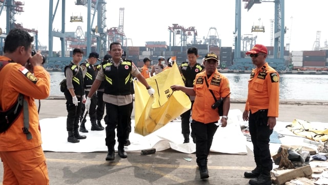 Satu kantong jenazah berisi barang milik korban kecelakaan Lion air JT610 dibawa ke RS Polri. (Foto: Iqbal Firdaus/kumparan)