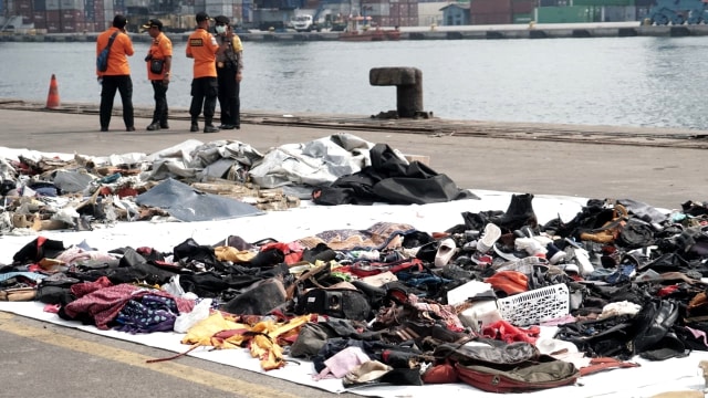 Barang milik korban kecelakaan Lion air JT610 di JICT. (Foto: Iqbal Firdaus/kumparan)