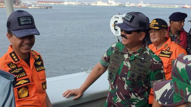 Panglima TNI Marsekal Hari Tjahjanto dan Kabasarnas Marsekal Madya M Syaugi di KRI I Gusti Ngurah Rai, Rabu (31/10/2018). (Foto: Yudhistira Amran Saleh/kumparan)