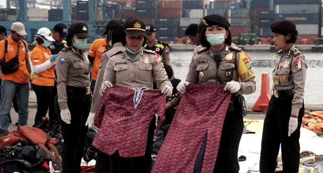 Tim DVI mengidentifikasi seragam yang diduga pramugari Lion Air JT610. (Foto: Iqbal Firdaus/kumparan)