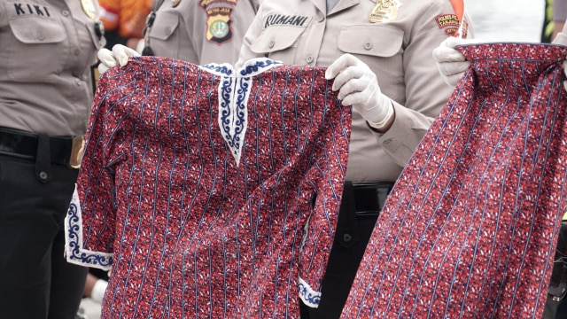 Seragam pramugari Lion Air diangkat dari serakan barang yang tercecer di tengah laut pasca-tragedi JT 610. (Foto: Iqbal Firdaus/kumparan)