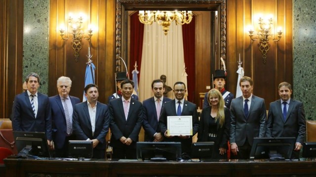 Gubernur DKI Jakarta Anies Baswedan mendapatkan gelar tamu kehormatan Kota Buenos Aires dari Parlemen Kota Otonom Buenos Aires, Argentina. (Foto: Dok. Diskominfotik DKI Jakarta)