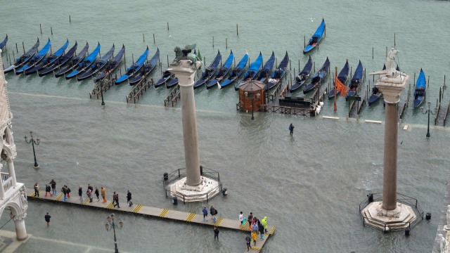 kondisi kota Venesia terendam banjir. (Foto: Reuters/Manuel Silvestri)