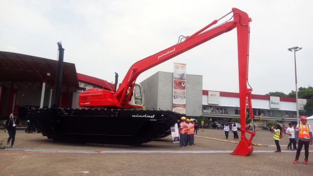 Ekskavator amphibi yang diproduksi PT Pindad (Persero). (Foto: Resya Firmansyah/kumparan)