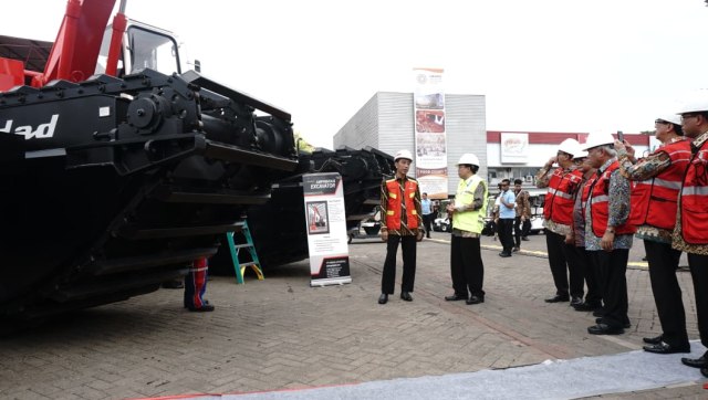 Presiden Jokowi melihat ekskavator buatan Pindad dalam acara Sertifikasi Tenaga Kerja Kontruksi Indonesia dan Indonesia Infrastructure Week 2018 (Foto: Helmi Afandi/kumparan)