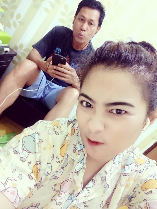 Foto selfie terakhir Inchy Ayorbaba bersama suaminya Paul Ferdinand Ayorbaba, korban Lion Air JT-610, pada Minggu (28/10) malam. (Foto: Dok. Inchy Ayorbaba)