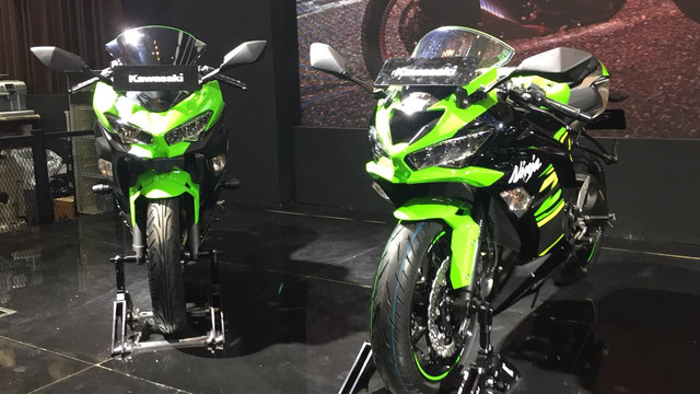 Kawasaki Ninja ZX-6R 636 (kanan) dan New Ninja 250 model year 2019 (kiri) (Foto: Aditya Pratama Niagara/kumparanOTO)