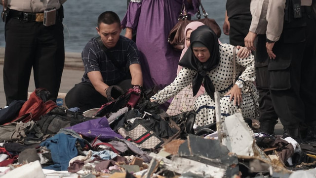Keluarga AKBP Mito, korban Lion Air JT-610 memeriksa barang di dermaga JICT (Foto: Iqbal Firdaus/kumparan)