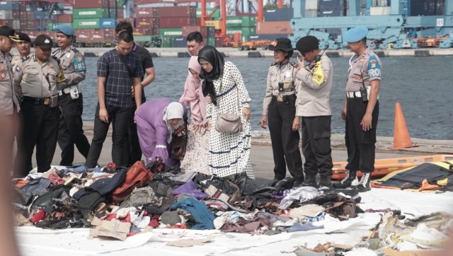 Keluarga AKBP Mito, korban Lion Air JT-610 memeriksa barang di dermaga JICT (Foto: Iqbal Firdaus/kumparan)