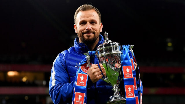Jody Morris dengan trofi Piala FA Junior. (Foto: Getty Images/Justin Setterfield)