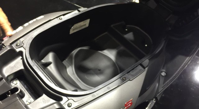 Bagasi Yamaha FreeGo muat helm full face (Foto: Aditya Pratama Niagara/kumparanOTO)