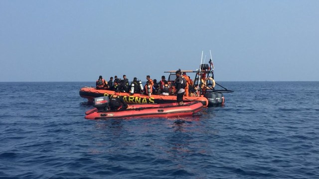 KRI Rigel dan Kapal Baruna Jaya I melakukan screening di lokasi jatuhnya Lion Air JT-610, Rabu (31/10/2018). (Foto: Fachrul Irwinsyah/kumparan)