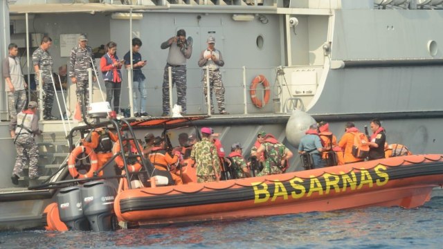 Panglima TNI, Pangkoarmada I, dan Kabasarnas turun dari KRI Rigel menuju Kapal Baruna Jaya I. (Foto: Fachrul Irwinsyah/kumparan)