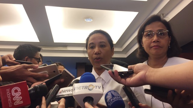 Menteri BUMN Rini Soemarno (kiri) dan Menkeu Sri Mulyani (kanan) di Gedung Ditjen Pajak, Kementerian Keuangan. (Foto: Ema Fitriyani/kumparan)