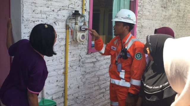 Jajaran petinggi PT Perusahaan Gas Negara, Kementerian ESDM dan Pertamina meninjau langsung progres pembangunan jaringan gas (Jargas) kerumah-rumah warga. Foto: Phaksy Sukowati/kumparan