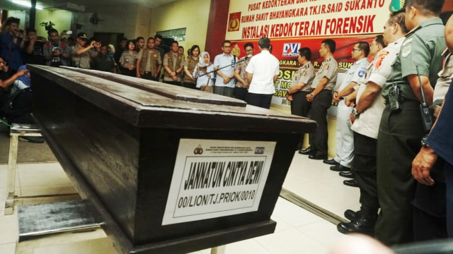 Penyerahan jenazah Jannatun dari DVI RS Polri kepada pihak keluarga di RS Polri, Kramat Jati, Rabu (31/10/2018). (Foto: Irfan Adi Saputra/kumparan)