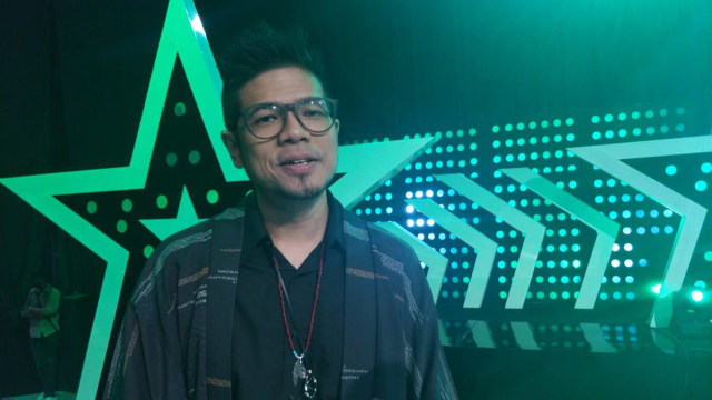 Baim ‘The Dance Company’ kenakan kimono saat mejadi juri di JOOX Karaoke Superstar. (Foto: Alexander Vito/kumparan)