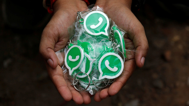 Gantungan kunci logo WhatsApp. Foto: Rupak De Chowdhuri/Reuters