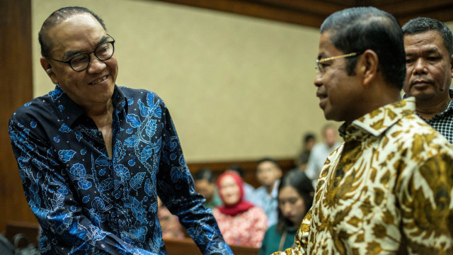 Terdakwa kasus dugaan suap proyek pembangunan PLTU Riau-1 Johannes Budisutrisno Kotjo (kiri) berjabat tangan dengan mantan Menteri Sosial Idrus Marham (kanan) (Foto: ANTARA FOTO/Aprillio Akbar)
