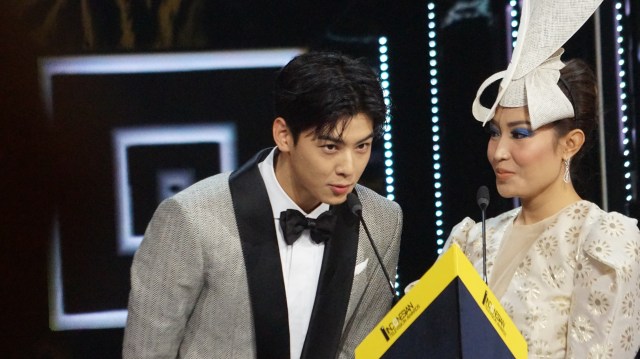 Cha Eun Woo bersama Ayu Dewi. (Foto: Niken Nurani/kumparan)