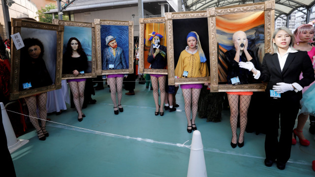 Peserta yang mengenakan kostum bertema lukisan berpose sebelum pawai Halloween di Kawasaki, selatan Tokyo, Jepang (Foto: REUTERS/Toru Hanai)