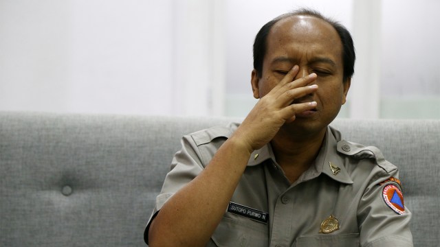 Kepala Pusat Data, Informasi dan Humas BNPB Sutopo Purwo Nugroho mengusap matanya. (Foto: Aditia Noviansyah/kumparan)