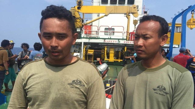 Kopda  Noor Ali (Kanan) Sertu Hendra Saputra  (kiri) dua penyelam yang menemukan Blackbox FDR (Foto: Soejono Saragih/kumparan)